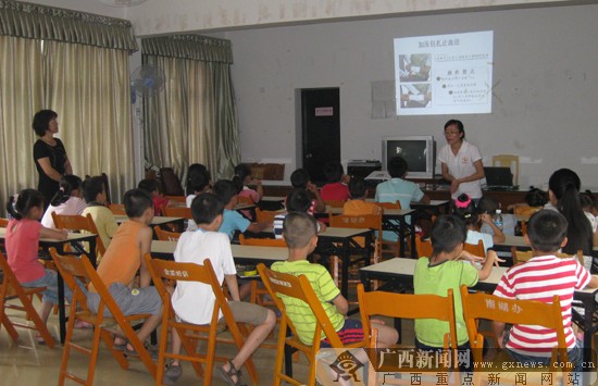 青秀区金湖社区红十字会举办小学生救护知识培