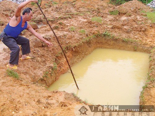 记者 王荣军摄; 5堂兄妹工地玩耍落入泥塘 家长赶到时已沉塘底溺亡