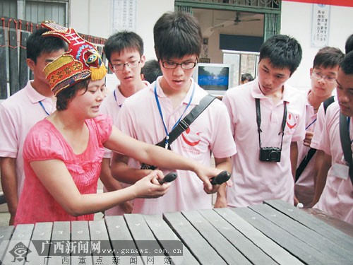 桂台学子柳江寻根探民俗 男女同台体验抢花炮