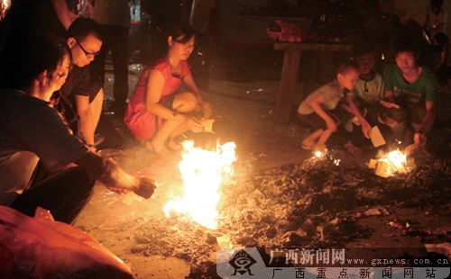 昨晚,市民们来到邕江边烧香,纸钱.记者 冯革里摄