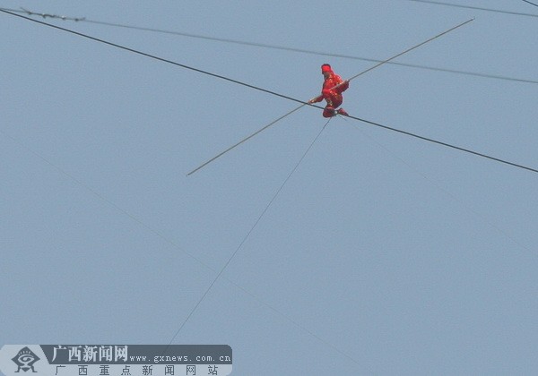 阿迪力在高空蒙眼睛走钢丝.广西新闻网记者 陶媛摄