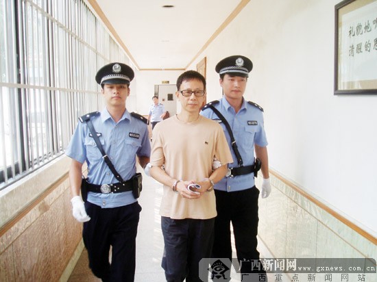 日记门韩峰局长昨日受审 被控受贿101万余元