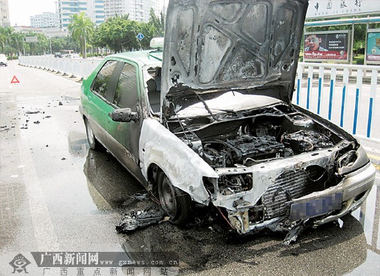 在南宁市民族大道,双拥路口附近,一辆搭有乘客的出租车正在等红灯时