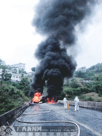 油罐车东兰县境内侧翻起火 车被烧毁司机身亡(图)