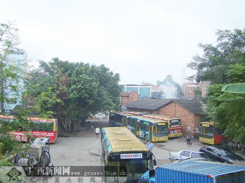废旧品仓库起火致17辆公交车晚点 事发南宁(组图)