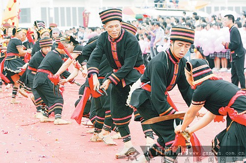 风雨兼程铸辉煌 恭城瑶族自治县人民喜庆20华诞