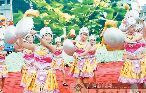 风雨兼程铸辉煌 恭城瑶族自治县人民喜庆20华诞