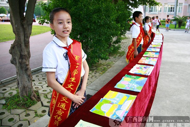 晒全家福照片玩飞行棋