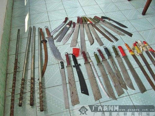 收缴的部分管制刀具和狼牙棒