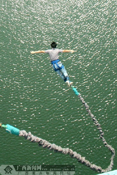 桂林乐满地举办国际花样蹦极赛 送惊喜台湾游