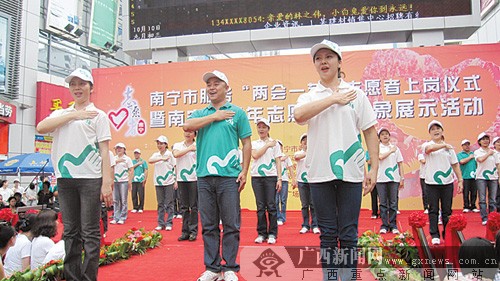 两会一节 志愿者换装迎盛会 服装分为绿色和白