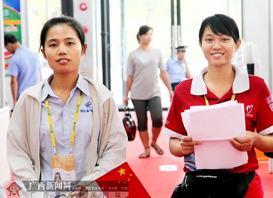 志愿者一天楼上楼下跑10多次 播音员播报90条