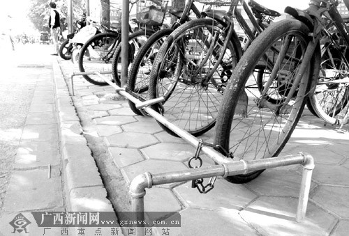 柳州一小区门面业主焊上钢管锁车 焊钢管防盗