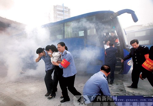 南宁北大客运中心消防演练: 起火 客车被迅速扑