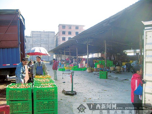 大竹新区农贸市场内水果交易热火朝天.记者 刘飞锋 摄