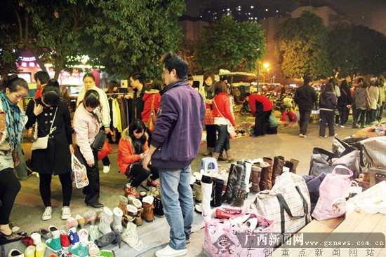 邕城 摆客 一族渐兴起 白天当白领晚上当摊主(