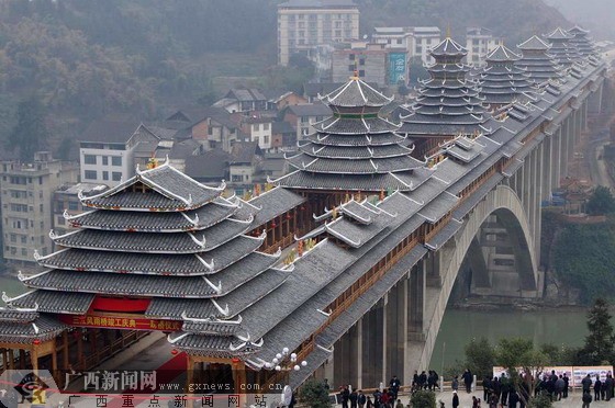 世界最长风雨桥竣工 三江侗族同胞"踩桥"过年(图)