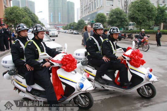 警民社区治安巡逻队队员驾驶电动巡逻车在辖区内巡逻防范.