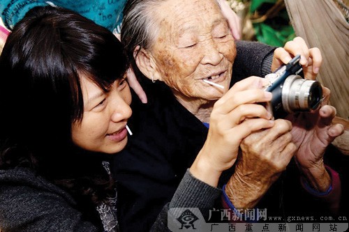 北海志愿者元旦假期进村看望孤寡老人和贫困学