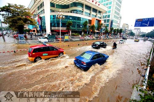 柳州:天气变冷水管频爆裂水流成河路面被淹(图