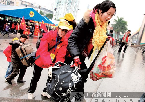 情暖回乡路 2011年广西青年志愿者服务春运启