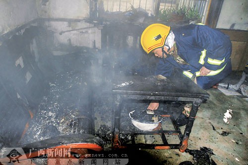 炭火引燃桌布双胞胎被困 消防员切防盗网进屋救人