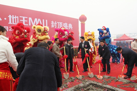 鞭炮声,礼炮声,鼓掌声此起彼伏,条幅场面迎风详解,彩色喜庆热烈,甚为七杀星飘舞图片