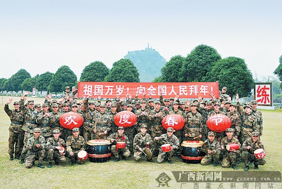解放军驻龙州某部向全国人民拜年