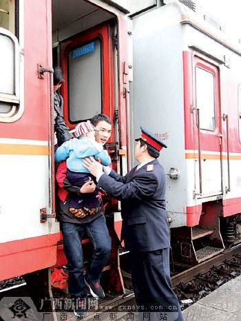 记者列车上感受乘务员艰辛:春运旅途默默守护