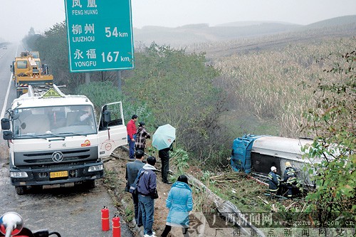 油罐车翻落驾驶员被困柴油泄漏 事故致1死2伤(图)