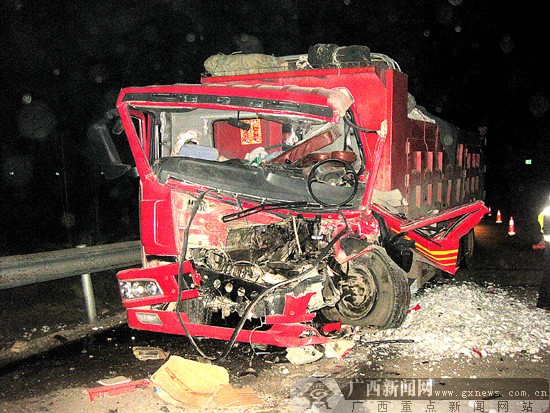 三车追尾现场又发两起车祸 造成一死三伤六车