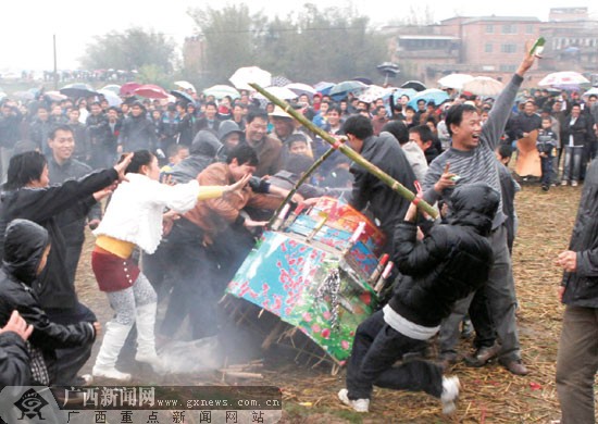 二月二抢花炮 南宁市约4万群众庆祝节日(图)-广西新闻