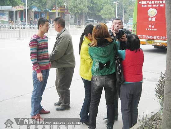 一男一女当街打斗路人拍摄 男子被拍叫嚣杀人