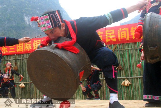 广西瑶族人嘴咬20公斤铜鼓绝技亮相12岁起练习-广西新闻网