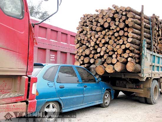 被大卡车围堵的小轿车