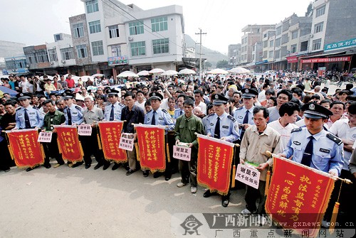 (记者苏华)4月13日上午,马山县公安局在林圩镇高德村开展构建和谐警民