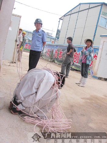 保安抓到小偷后捆绑示众 有人喝彩有人买水喂小偷