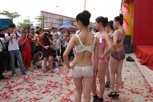 五一商家街边秀内衣 市民敢穿上台秀就能拿走