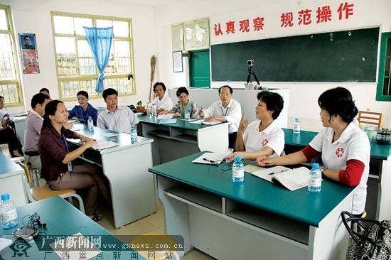 ����һȺ������ʦ��ɽ��ѧУ֧��:�۲�������(ͼ)