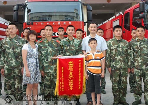 消防员浓烟中摘呼吸器给孩子续:锦旗送给 浓烟