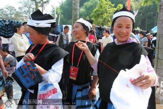 南丹白裤瑶妇女跑纱粘膏画刺绣 苗族mm秀短裙(图-广西新闻网