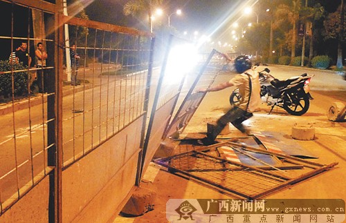 男子酒后翻车失尽态 对着护栏练醉拳(图)