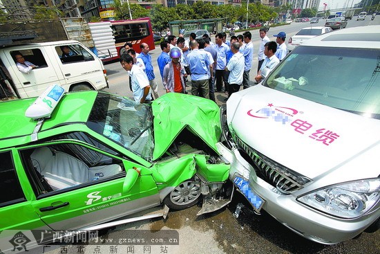 在南宁市鲁班路中发生一起商务小轿车与出租车迎头相撞的交通事故