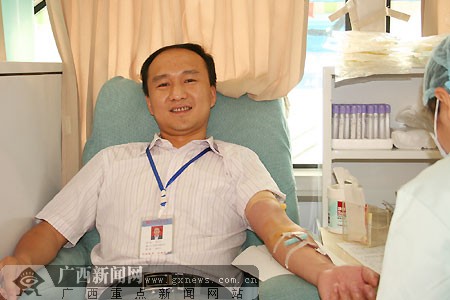 广西海纳电脑学校校长挽袖献血400毫升