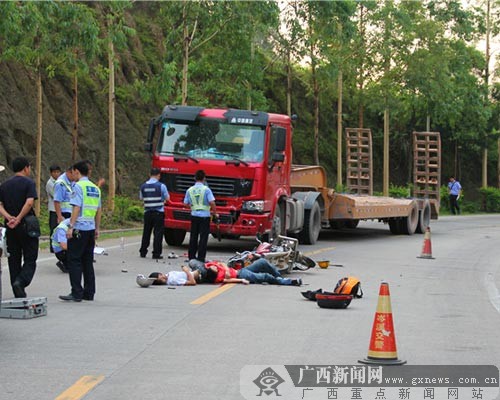 摩托车转弯路撞上拖头车 两男子不幸身亡(图)_