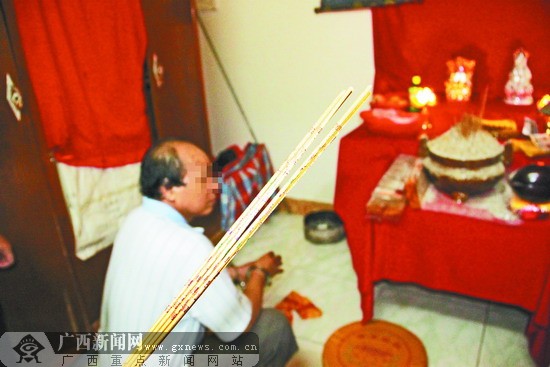 黄某做法事的屋子。记者 陈强摄 广西新闻网记者 陈强 6月21日,南宁市民滕女士与朋友去医院看病后回家时,在两名“偶遇”老乡带领下找到一位“大师”。在交了3600元给“大师”做法事后,滕女士才发现被骗。22日,这位“大师”被南宁市华强派出所民警抓获。当记者对“大师”进行采访时,“大师”称自己提供的是合理咨询服务。同时,“大师”又批评