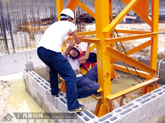 南宁:高塔上工人突发疾病消防员爬上塔吊施救