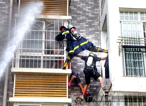 柳州文昌路一小区民房失火 消防官兵火场英勇