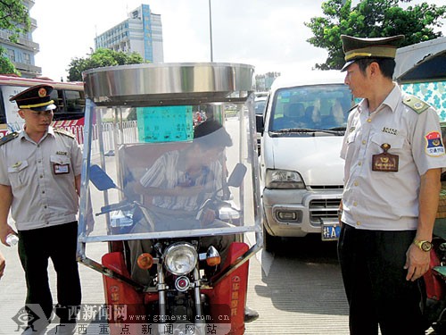 南宁运管和交警联合整治火车站周边交通乱象(