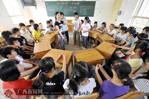 复旦大学师生到广西天等县开展爱心扶贫教育行动